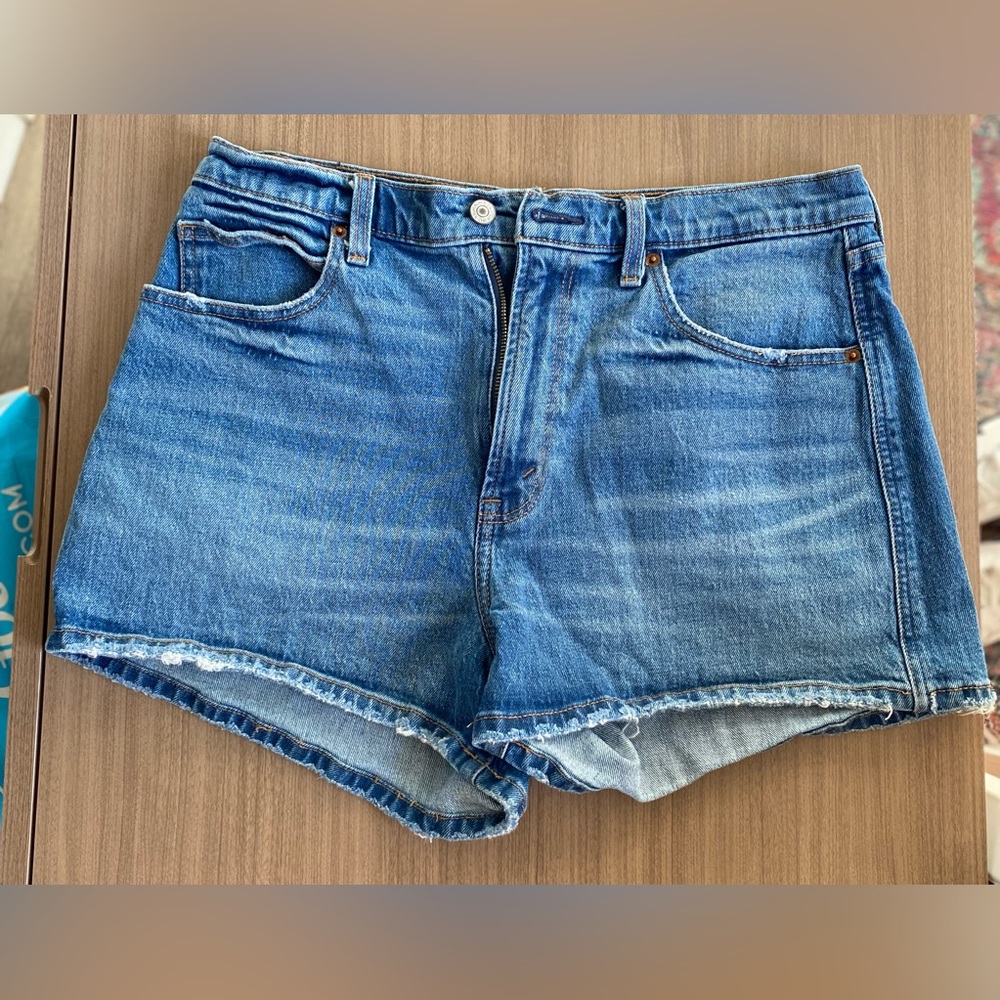 Abercrombie & Fitch Ultra High Rise Mom Short